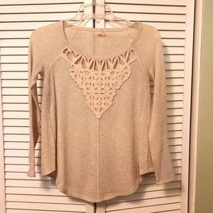 Hollister creme short with threaded detailing